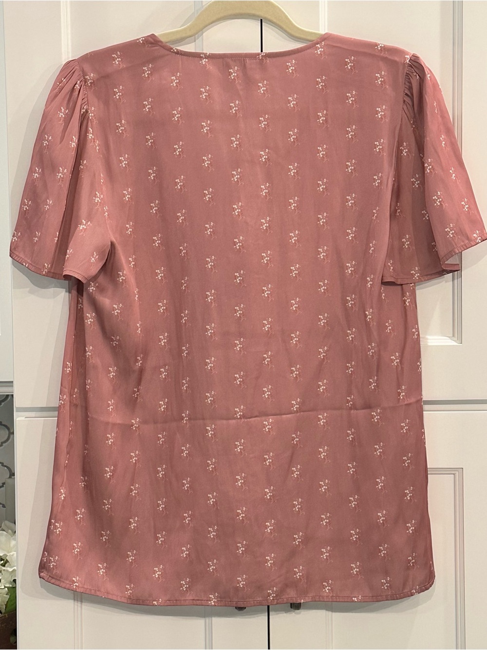 Paige Kelly Floral Flutter Sleeve Top S Pink Mesa Rose Satin Button Down Blouse - Picture 2 of 10
